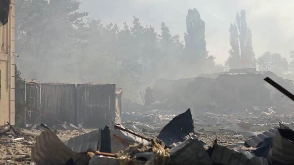 На місці удару РФ під Києвом тривають рятувальні роботи. Зниклими вважають чотирьох людей – МВС
