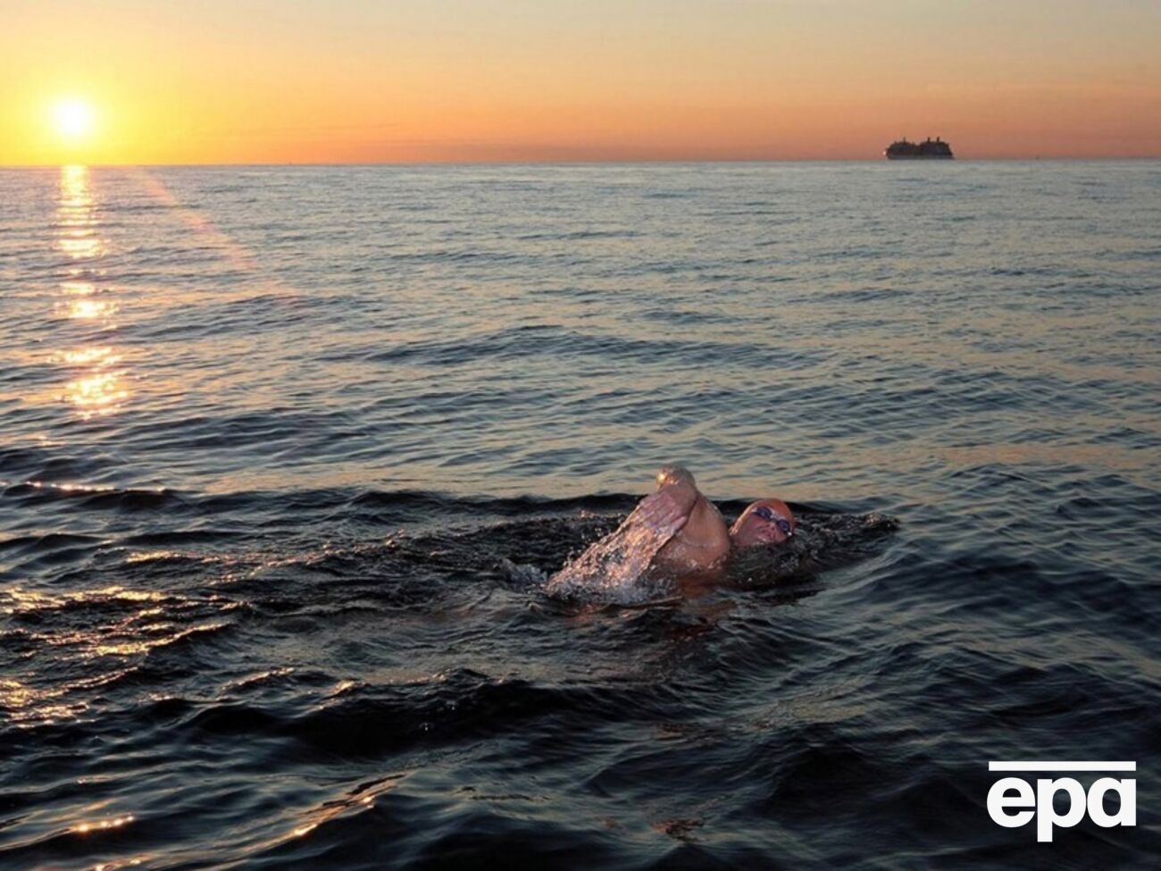 Спортсмен із Польщі переплив Балтійське море, він не виходив з води 56 годин