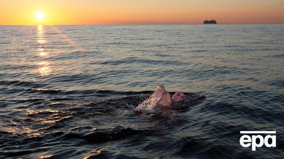 Спортсмен із Польщі переплив Балтійське море, він не виходив з води 56 годин