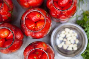 "Получаются ароматными, пикантными, с нежным чесночным вкусом". Законсервируйте помидоры с чесноком на зиму. Рецепт