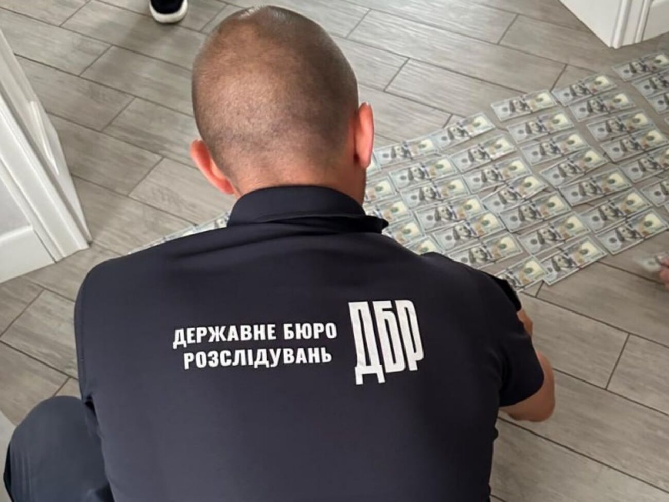 Бухгалтери й начальник фінслужби у військовій частині в тилу отримували по 100 тис. "бойових" – ДБР