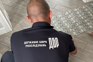 Бухгалтери й начальник фінслужби у військовій частині в тилу отримували по 100 тис. "бойових" – ДБР