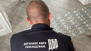 Бухгалтери й начальник фінслужби у військовій частині в тилу отримували по 100 тис. "бойових" – ДБР