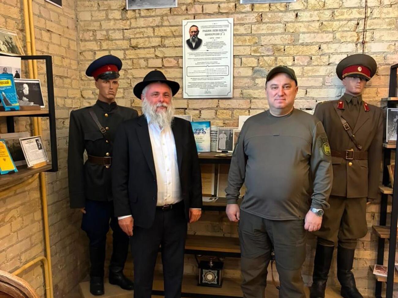 У Києві в Лук'янівському СІЗО відкрили меморіальну дошку рабину Леві Іцхаку Шнеєрсону