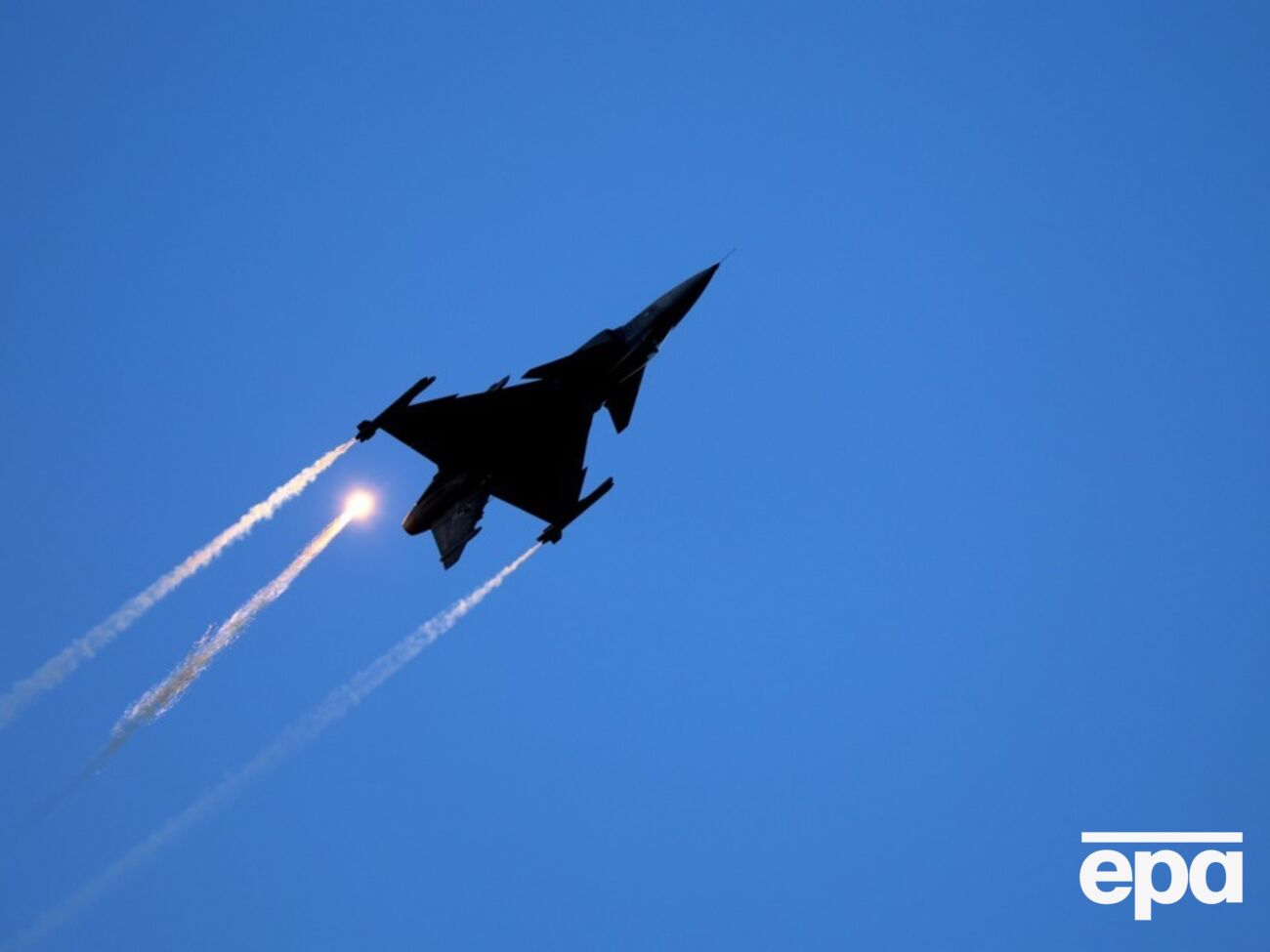 В Венгрии мужчина угнал самолет и направлялся к единственной АЭС страны – минобороны
