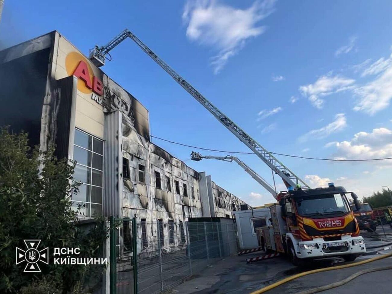 РФ ударила по распределительному центру "Авроры". ГСЧС показала фото