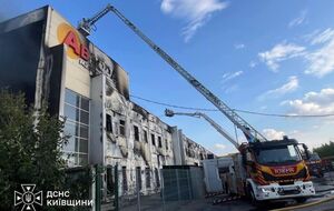 РФ ударила по распределительному центру "Авроры". ГСЧС показала фото