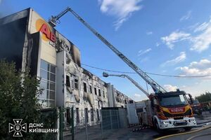 РФ ударила по розподільчому центру "Аврори". ДСНС показала фото