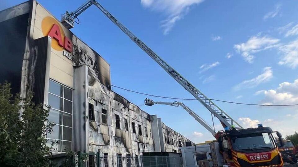 РФ ударила по розподільчому центру "Аврори". ДСНС показала фото