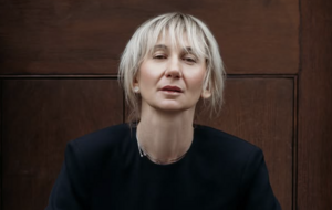 Я не могу сдержаться: "Если бы ты знал, что потеряешь ноги, выбрал бы эту победу?"