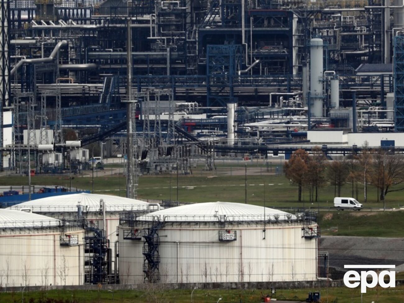 Украинские удары по НПЗ привели к падению объемов переработки нефти в РФ до минимального уровня за более чем 20 лет – Bloomberg