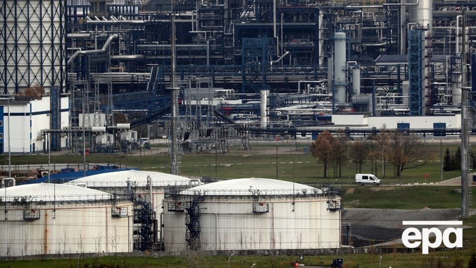 Украинские удары по НПЗ привели к падению объемов переработки нефти в РФ до минимального уровня за более чем 20 лет – Bloomberg