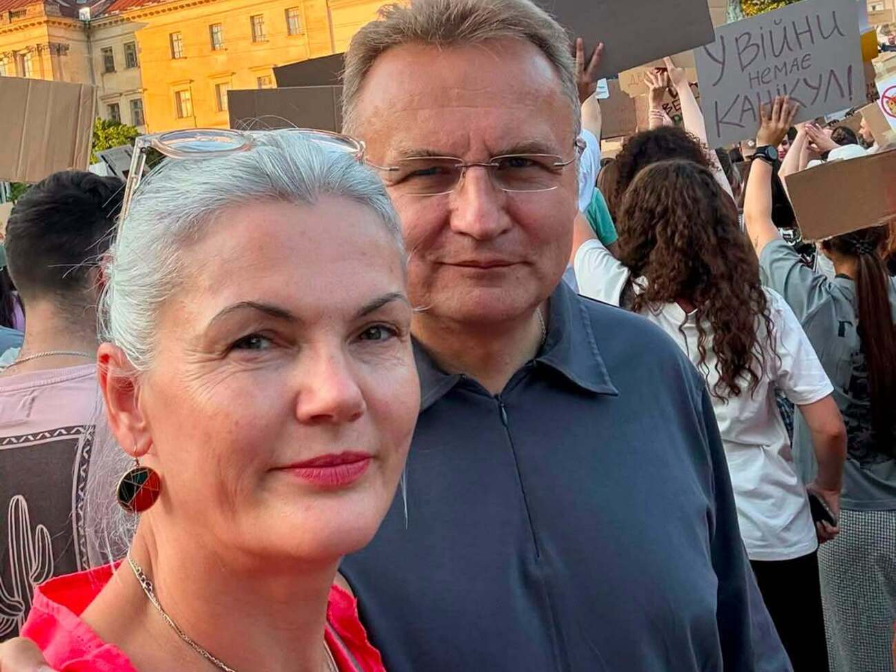 Садовий святкує срібне весілля і показав себе в обіймах красуні-дружини. В чому секрет їхнього шлюбу