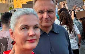Садовый празднует серебряную свадьбу и показал себя в объятиях красавицы-жены. В чем секрет их брака