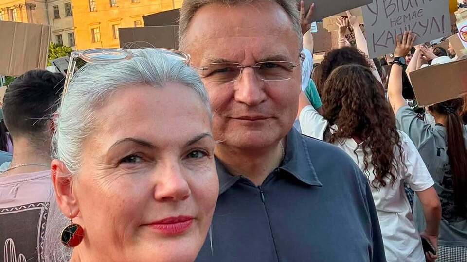 Садовий святкує срібне весілля і показав себе в обіймах красуні-дружини. У чому секрет їхнього шлюбу
