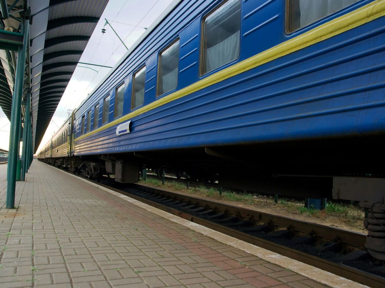 Поїзд затримався. Росія вбила вісьмох людей на залізничній станції під Броварами