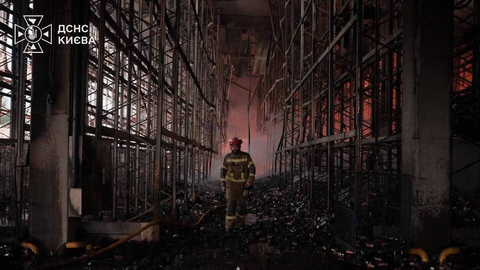 Сортувальний центр "Нової пошти" знищено. РФ ударила по Києву касетними боєприпасами