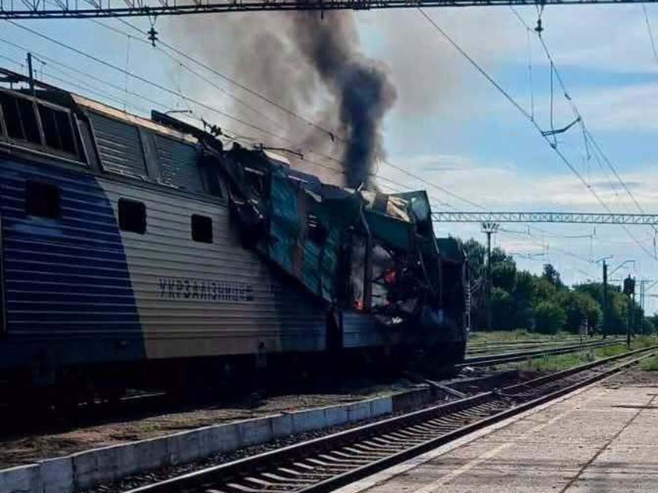 РФ ударила по вагону біля вокзалу в Лозовій, є загиблі й поранені  – "Укрзалізниця" 