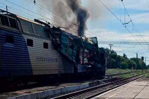 РФ ударила по вагону біля вокзалу в Лозовій, є загиблі й поранені – "Укрзалізниця"