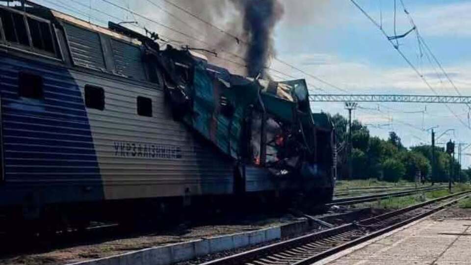РФ ударила по вагону біля вокзалу в Лозовій, є загиблі й поранені – "Укрзалізниця"