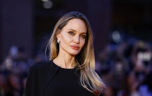 53-летний брат Джоли заявил о своей гомосексуальности. Как отреагировала его жена
