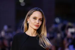 53-летний брат Джоли заявил о своей гомосексуальности. Как отреагировала его жена