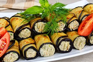 Гості думають, що це закуска з ресторану. Як приготувати ніжні баклажанні рулетики без зайвого жиру