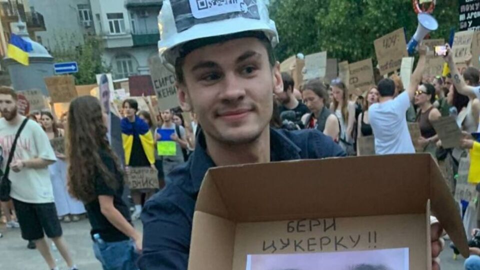 Зниклий чат, наручники і СЗЧ. Дві версії затримання організатора протестів проти відставки Федорова