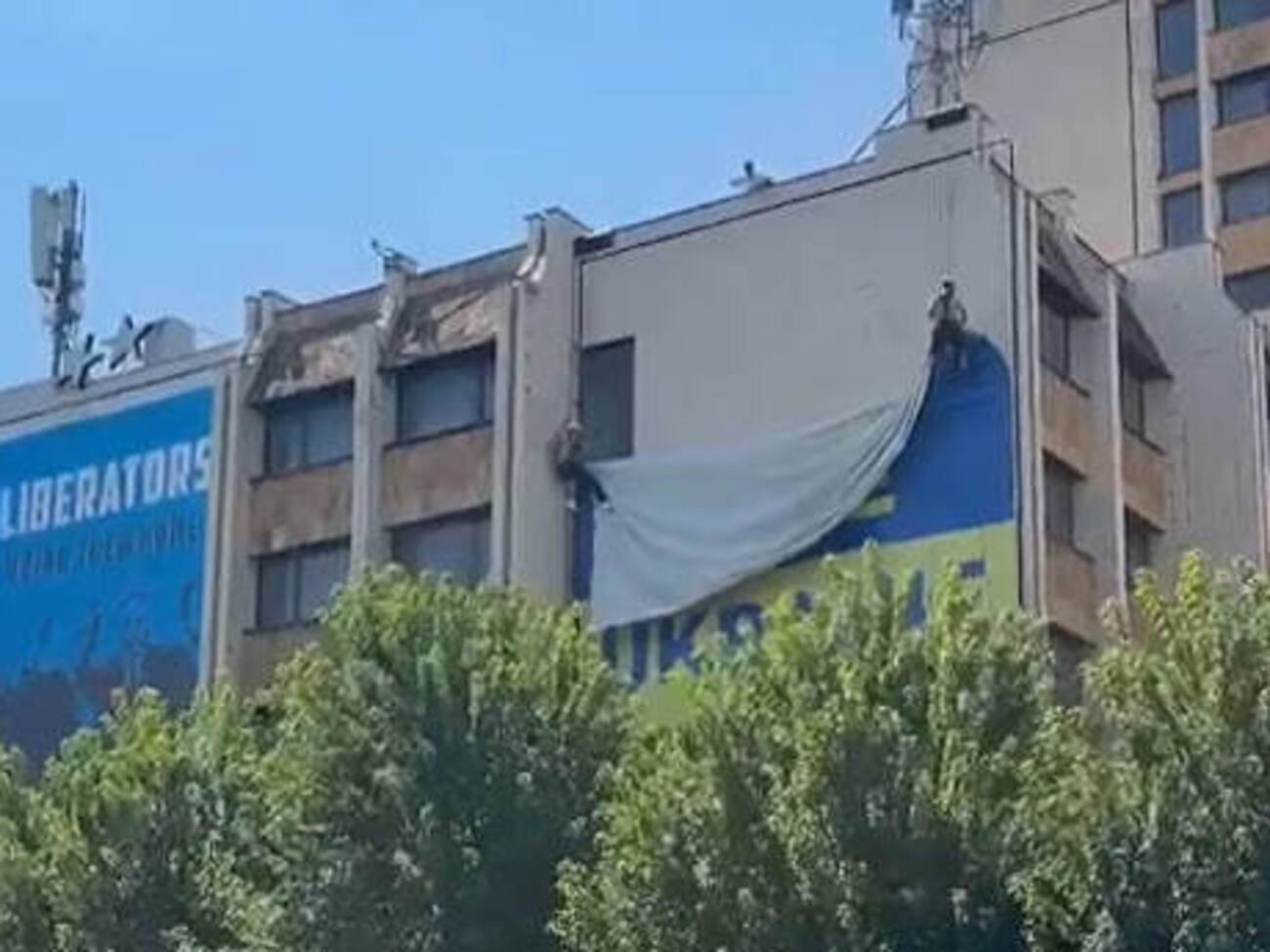"Косово необхідно поважати". У Приштині зняли український прапор