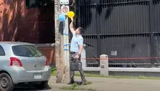 "Він не любить". Як офіцер ФСБ щодня лопає жовті й сині кульки біля посольства РФ у Канаді. Відео