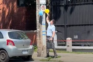 "Він не любить". Як офіцер ФСБ щодня лопає жовті й сині кульки біля посольства РФ у Канаді. Відео