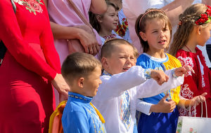 Школяр енергійно запалював 1 вересня і став зіркою соцмереж. Відео, яке всім підніме настрій