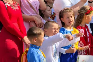 Школьник энергично зажигал 1 сентября и стал звездой соцсетей. Видео, которое всем поднимет настроение