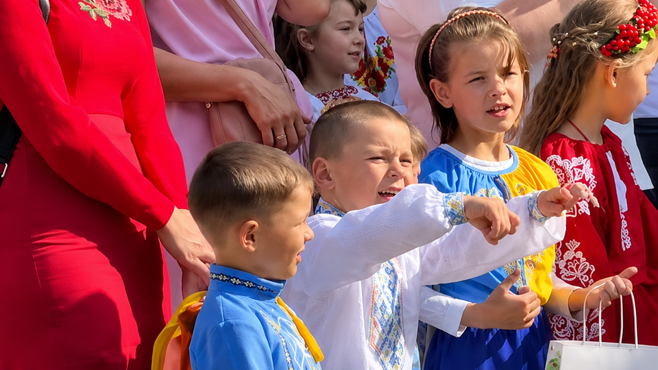 Школяр енергійно запалював 1 вересня і став зіркою соцмереж. Відео, яке всім підніме настрій