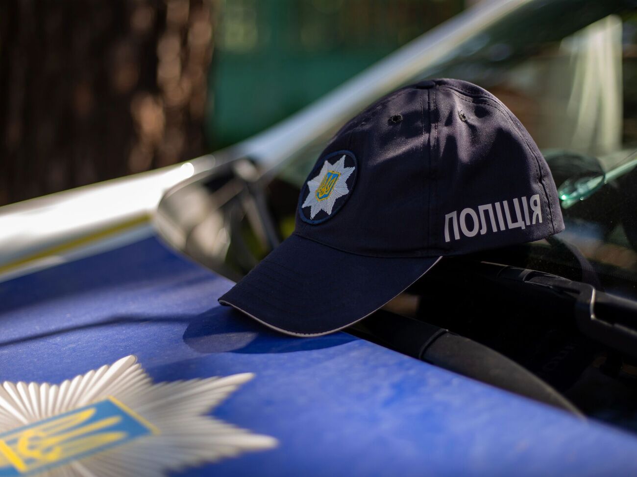 Конфлікт закінчився ДТП. Як поліцейський автомобіль наїхав на чоловіка і чому той лежав на асфальті