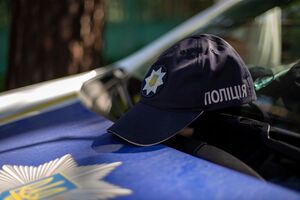 Конфлікт закінчився ДТП. Як поліцейський автомобіль наїхав на чоловіка і чому той лежав на асфальті