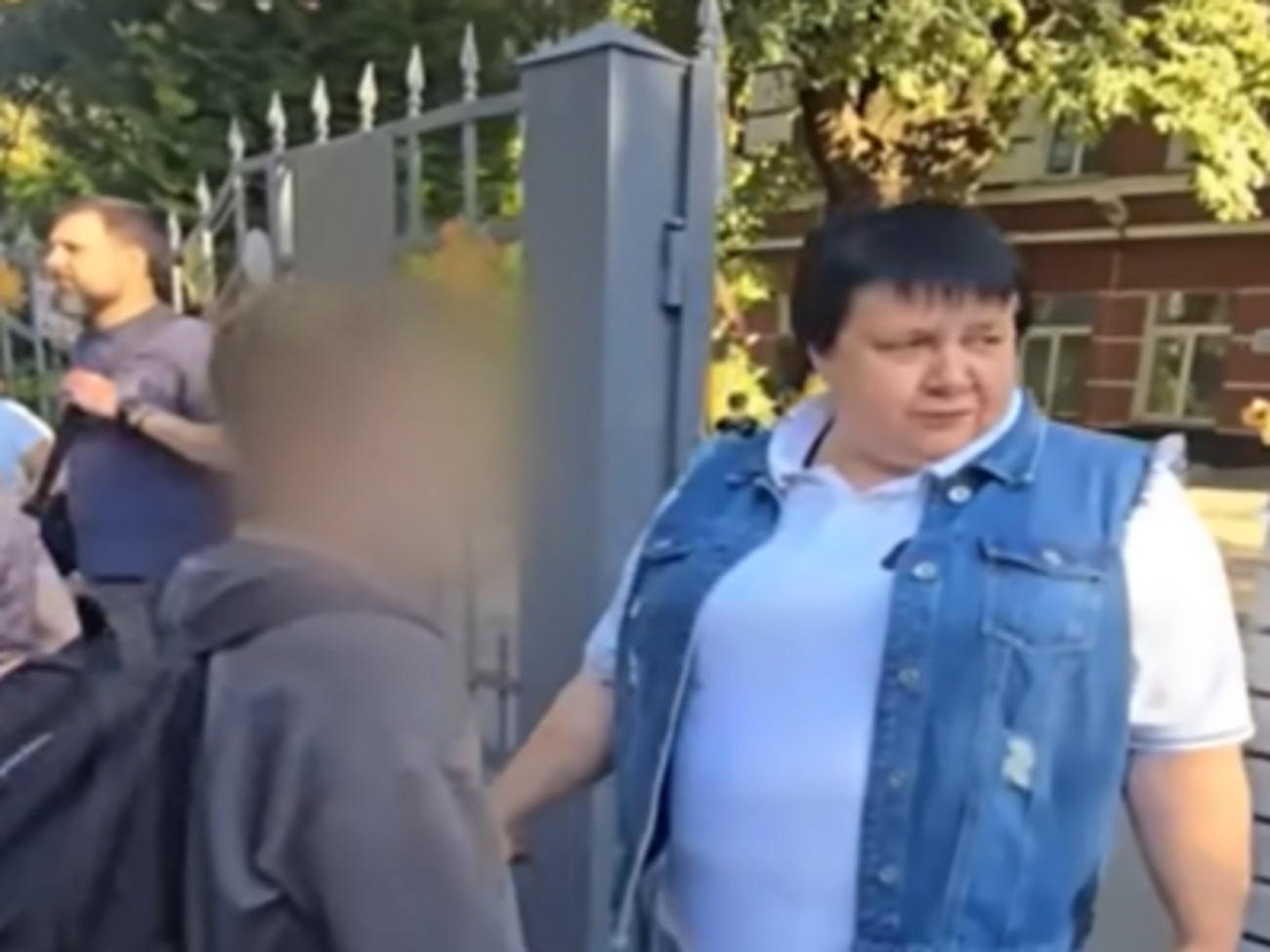 Куди поділася скандальна директорка, яка рік тому під час тривоги не пускала в школу дітей в шортах