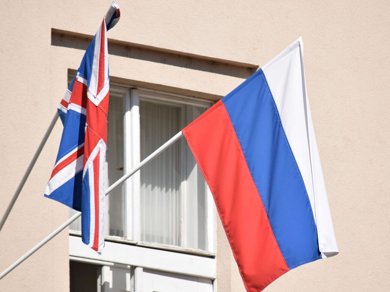 ФСБ обвинила Украину в подготовке атаки на посла Британии в России, ранее РФ угрожала Лондону