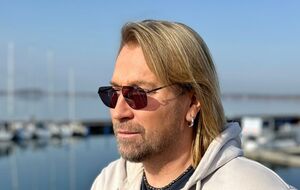 Винник, который давно попал на "Миротворца", заявил, что у него требовали почти $1 млн за удаление