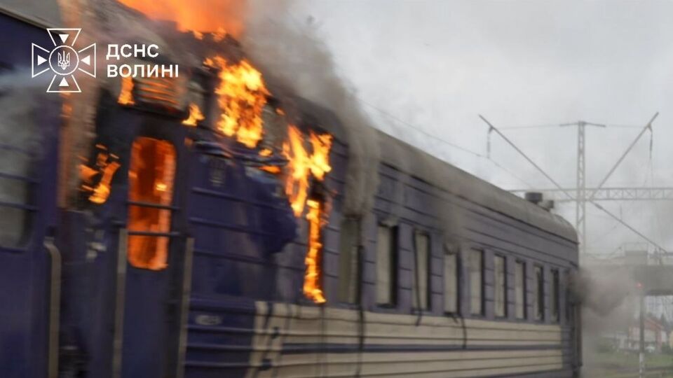 "Тупий і відверто показовий терор". РФ атакує АЗС і залізницю, влучання у Фастові та в поїзд у Луцьку. Відео