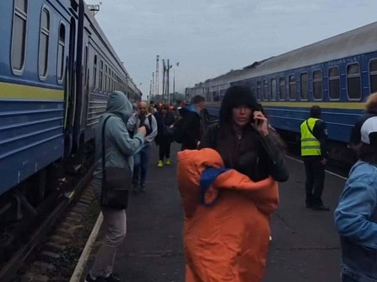 "Терор Путіна "стукає" у двері НАТО". РФ атакувала АЗС на кордоні з Польщею і влучила в поїзд "Київ – Варшава"
