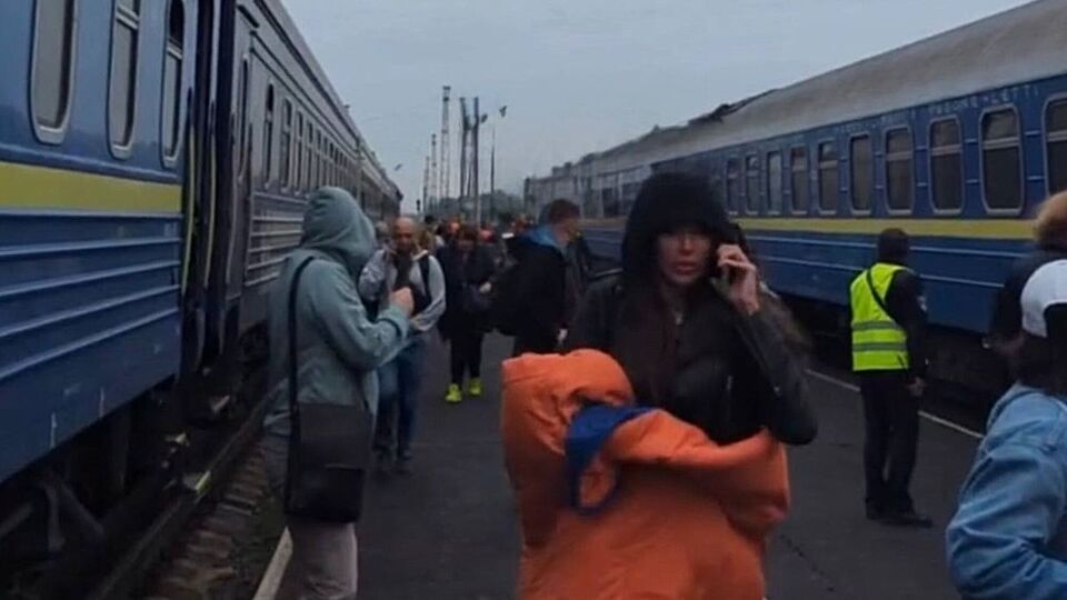 "Терор Путіна "стукає" у двері НАТО". РФ атакувала АЗС на кордоні з Польщею і влучила в поїзд "Київ – Варшава"