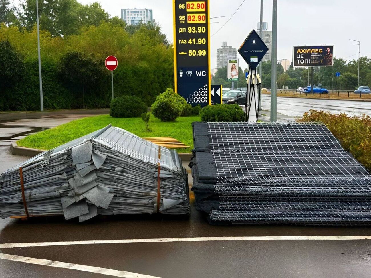 В Киеве вокруг АЗС начали устанавливать защитные конструкции. Фото