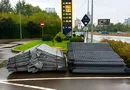 В Киеве вокруг АЗС начали устанавливать защитные конструкции. Фото