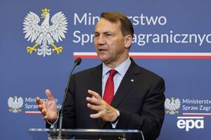 Сікорський уточнив заяву про швидку перемогу Польщі над РФ і удари по НПЗ, успішніші за українські