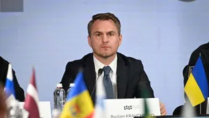 Генпрокурор підписав підозру директору НАБУ й виїхав з України, Зеленський випустив різку заяву. Що відбувається
