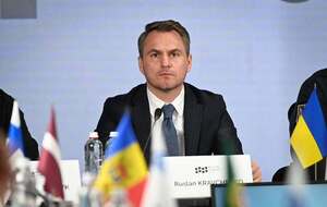 Генпрокурор підписав підозру директору НАБУ й виїхав з України, Зеленський випустив різку заяву. Що відбувається