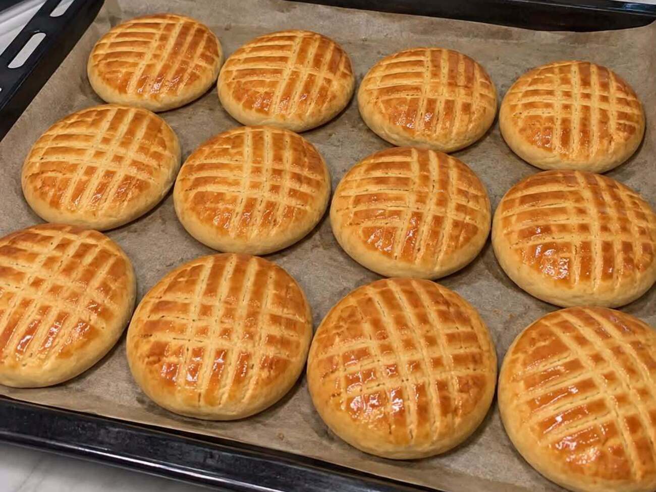 Всего 15 минут – и к чаю готовы те самые молочные коржики со вкусом детства. Рецепт