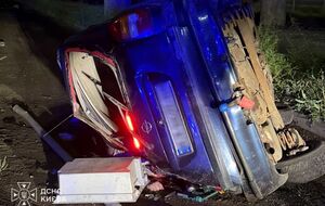 У Києві автомобіль впав з мосту, водій загинув. Що відомо
