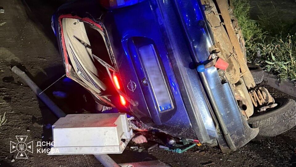 В Киеве автомобиль упал с моста, водитель погиб. Что известно